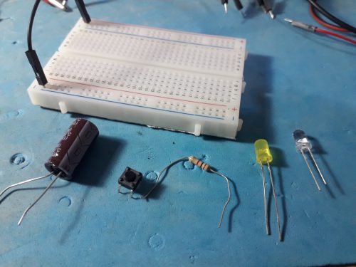 Lee más sobre el artículo Carga y descarga de un condensador  capacitor